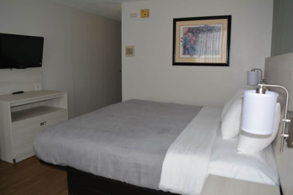 Standard Room, 1 King Bed, Non Smoking - Photo 2
