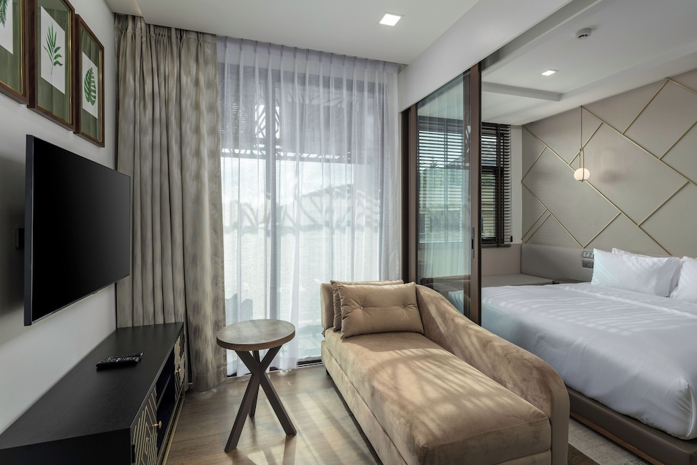 Premier Room, 1 King Bed - Photo 6