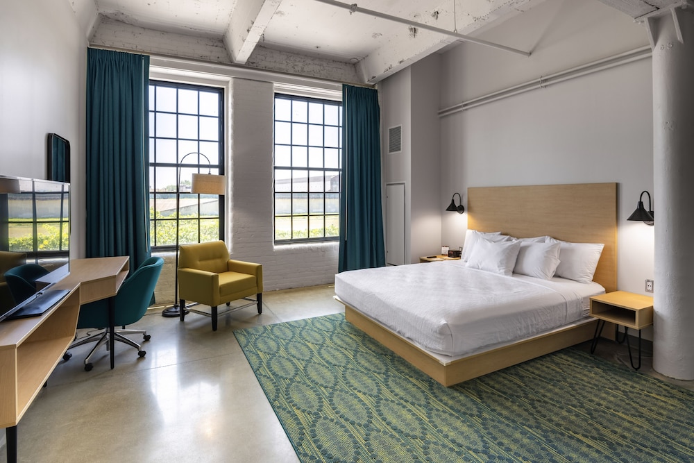 Room, 1 King Bed, River View