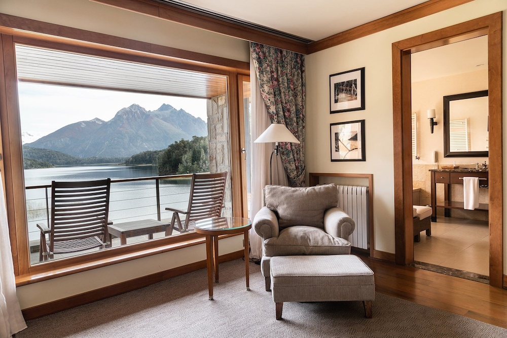 Deluxe Suite, 1 King Bed, Balcony, Lake View