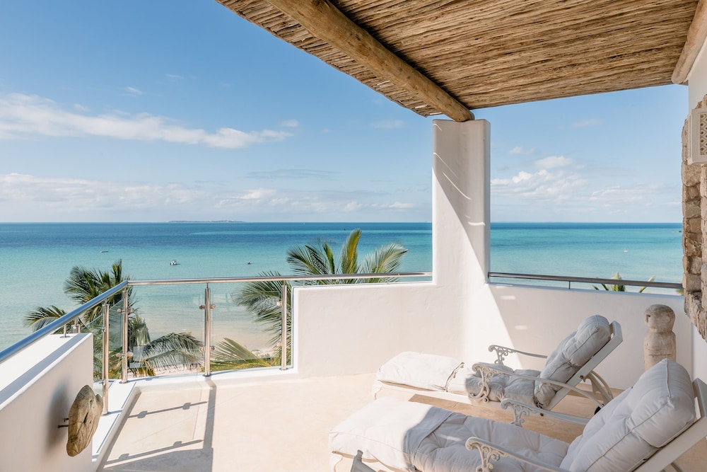 Standard Suite, 1 King Bed, Balcony, Ocean View photo 3
