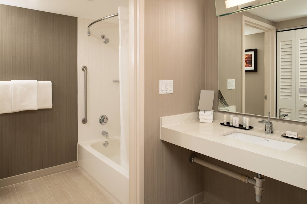 Room, 2 Queen Beds (Mobility Accessible, Tub) - Photo 4