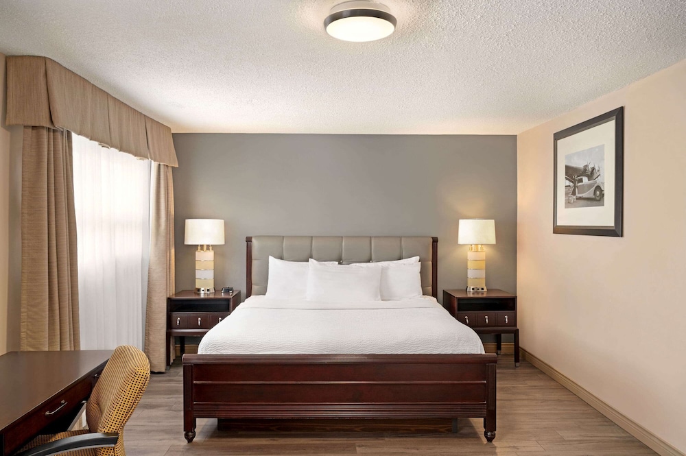 Deluxe Suite, 1 King Bed, Non Smoking, 2nd floor - Photo 1
