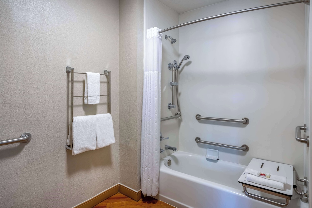 Room, 1 Double Bed, Accessible, Non Smoking (Mobility Accessible, Roll In Shower) - Photo 7