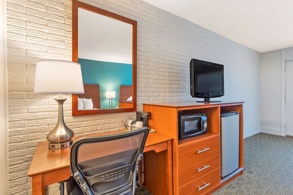 Standard Room, 2 Double Beds, Accessible, Refrigerator & Microwave - Photo 4