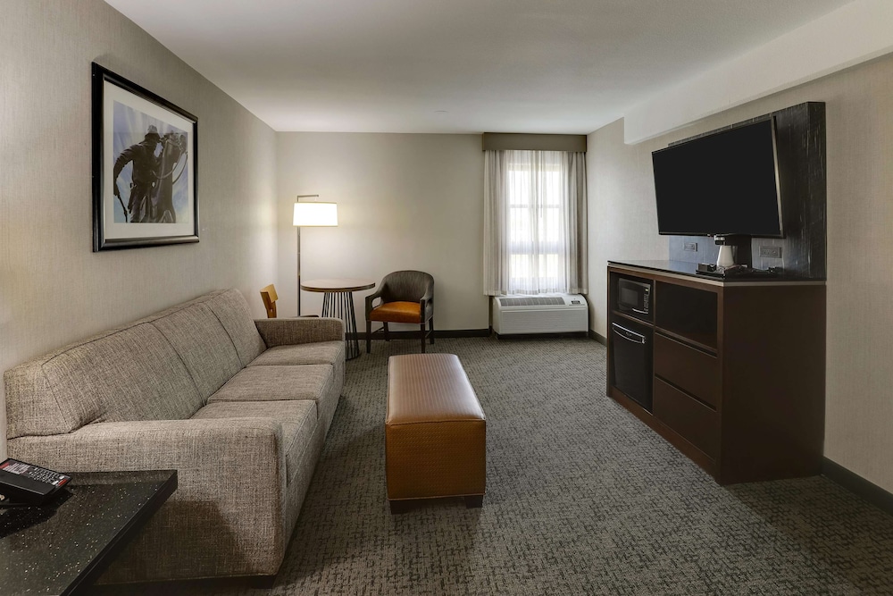 Deluxe Suite, 2 Queen Beds, Refrigerator & Microwave (2 Rooms, Upper Floor) photo 3