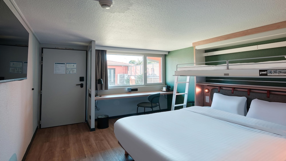 Standard Room, Multiple Beds - Photo 2