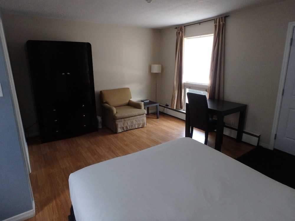 Standard Room, 1 Queen Bed photo 3