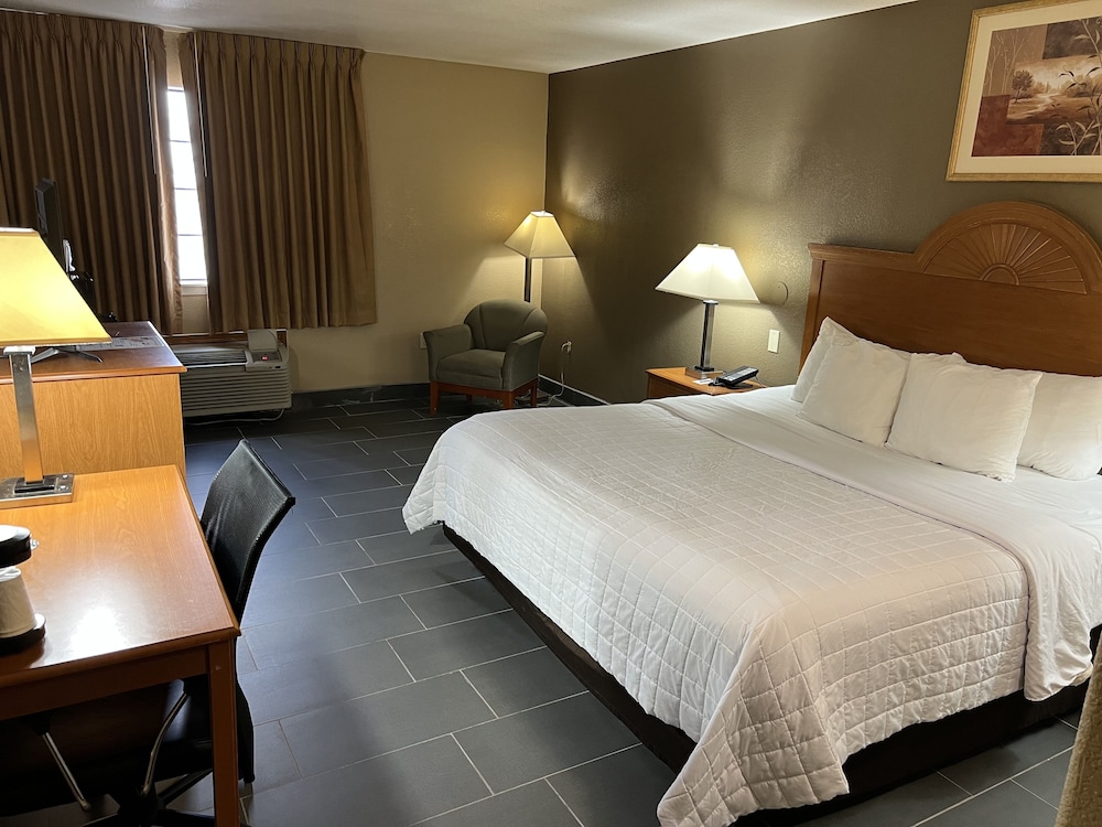 Room, 1 King Bed, Accessible, Smoking - Photo 2
