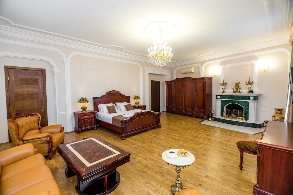 Business Suite, 1 King Bed, City View photo 2