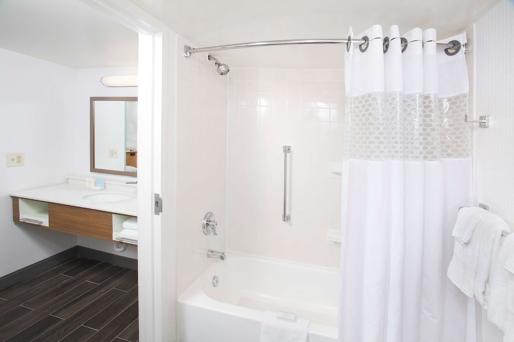Suite, 1 Bedroom, Kitchen (King Bed) - Photo 6