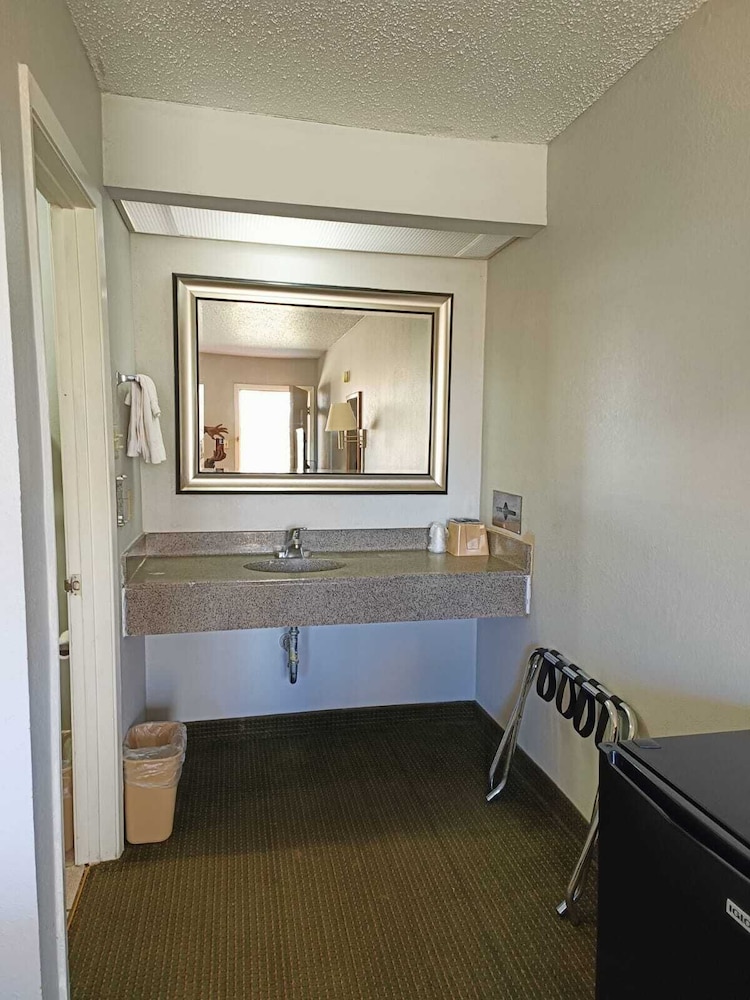 Room, 1 King Bed, Non Smoking - Photo 7