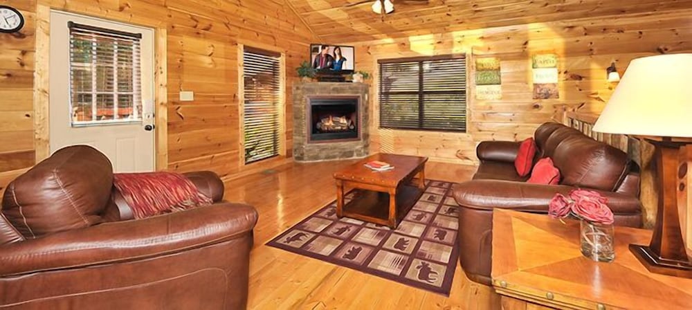 Premier Cabin, 2 Bedrooms, Hot Tub, Valley View (Sleeps up to 8) photo 1