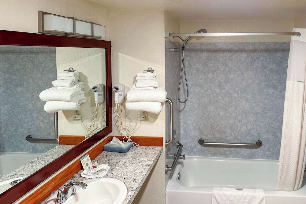 Suite, Multiple Beds, Non Smoking - Photo 7