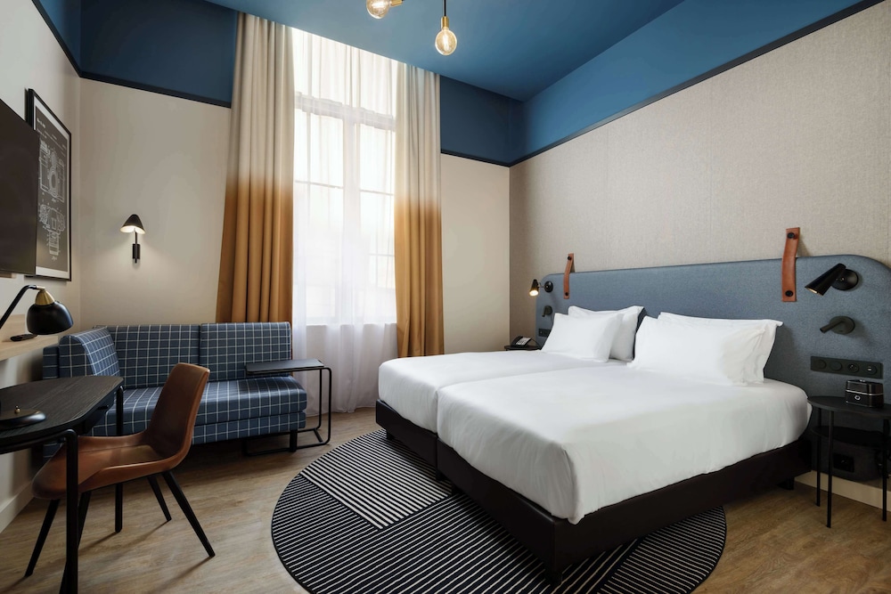 Room, 2 Twin Beds, Garden View - Photo 9