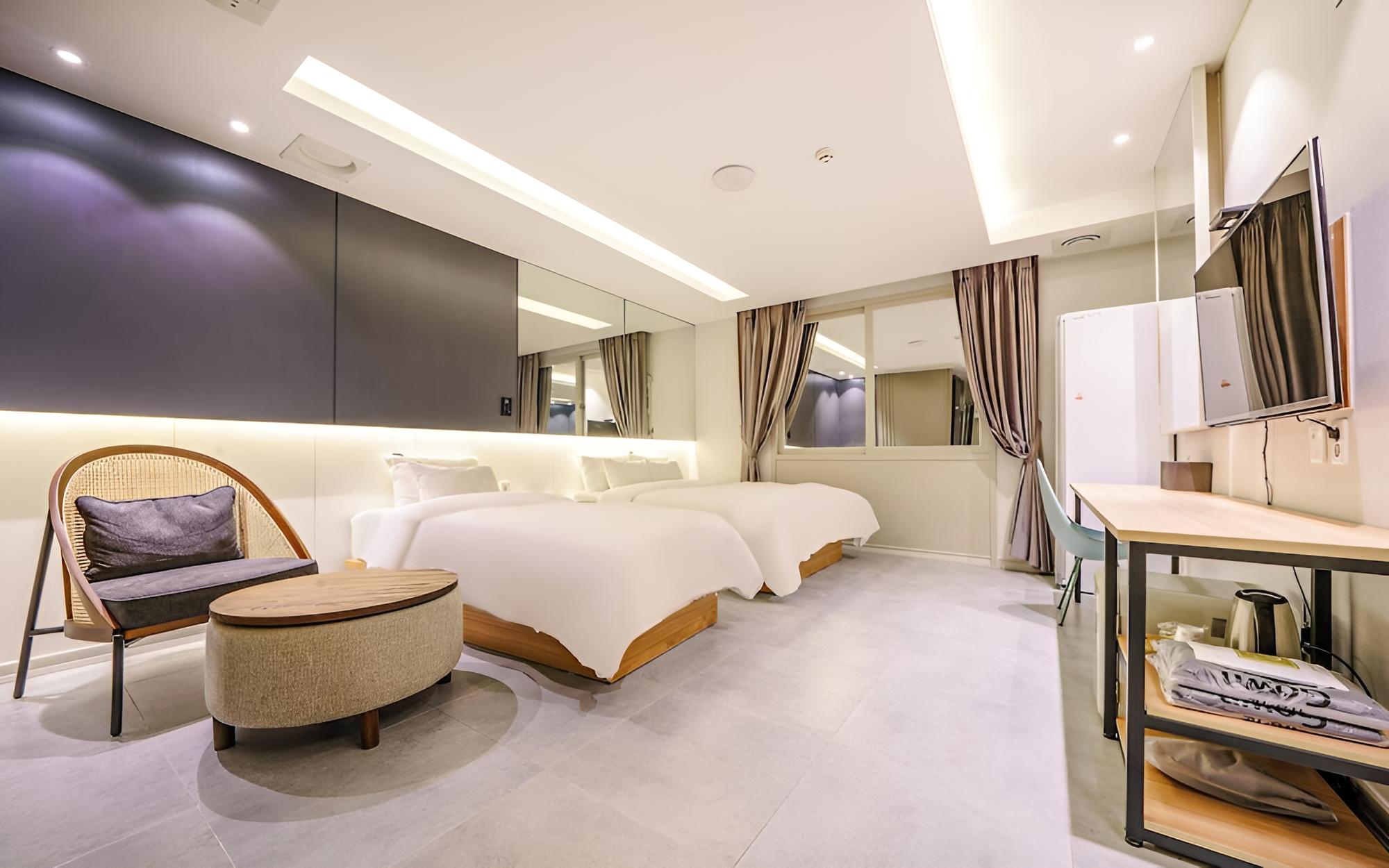Room (Standard Twin (Queen and Single Style) - Photo 1