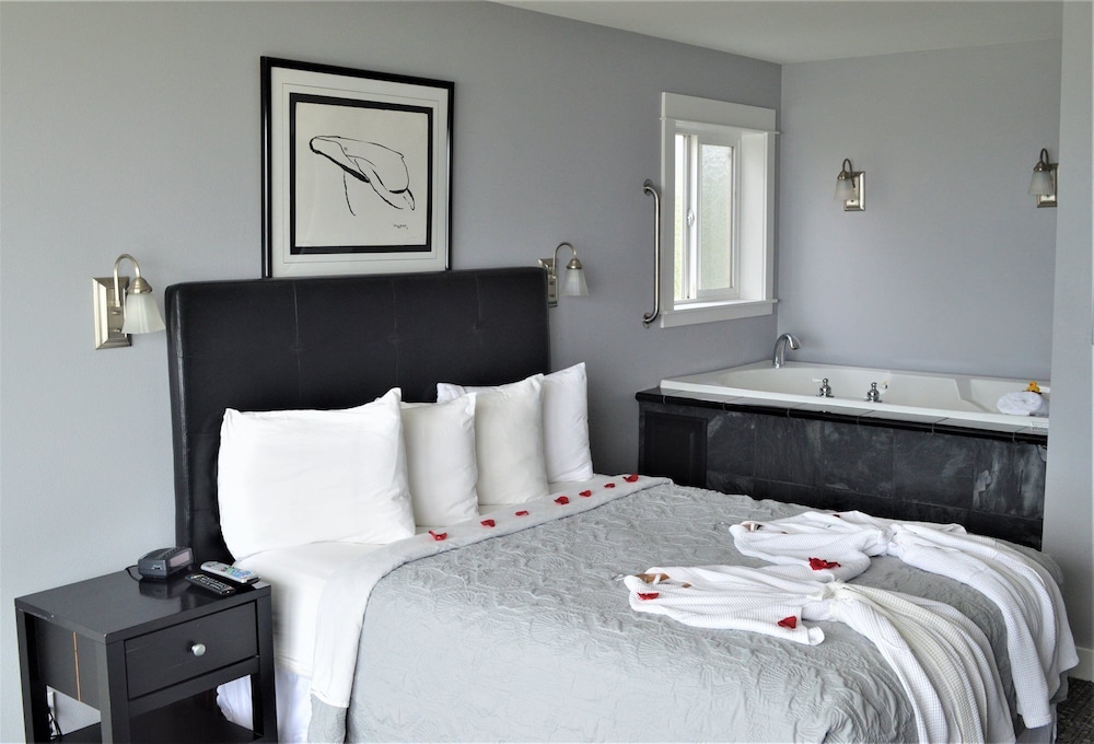 Romantic Room, 1 Queen Bed, HOT TUB, Oceanfront (Access via Stairs) photo 1