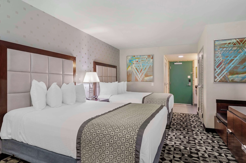Standard Room, 2 Queen Beds - Photo 2