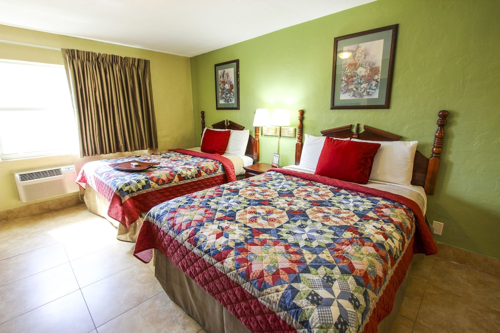 Studio, 2 Queen Beds, Kitchenette, Pool View photo 3