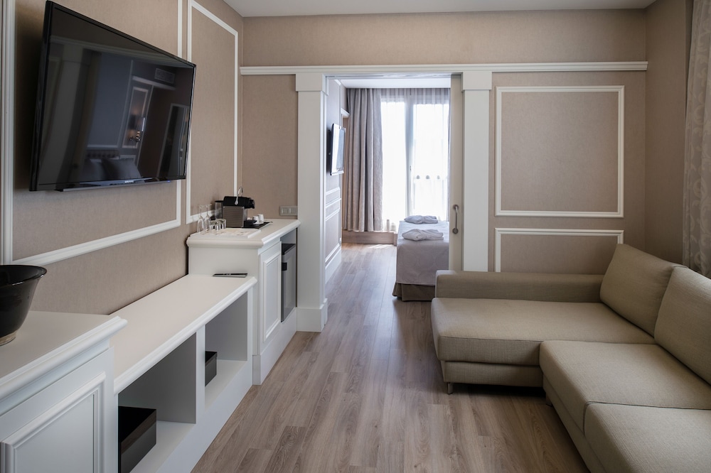 Suite Terrace with Swimming Pool photo 3