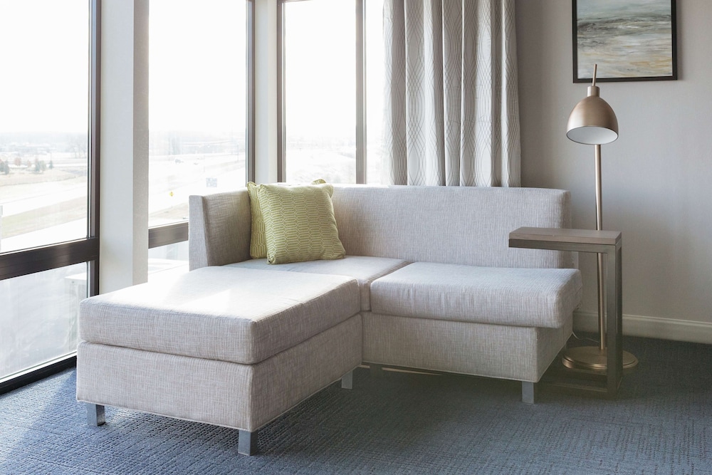 Deluxe Room, 1 King Bed, Accessible, Bathtub (Mobility & Hearing) photo 1
