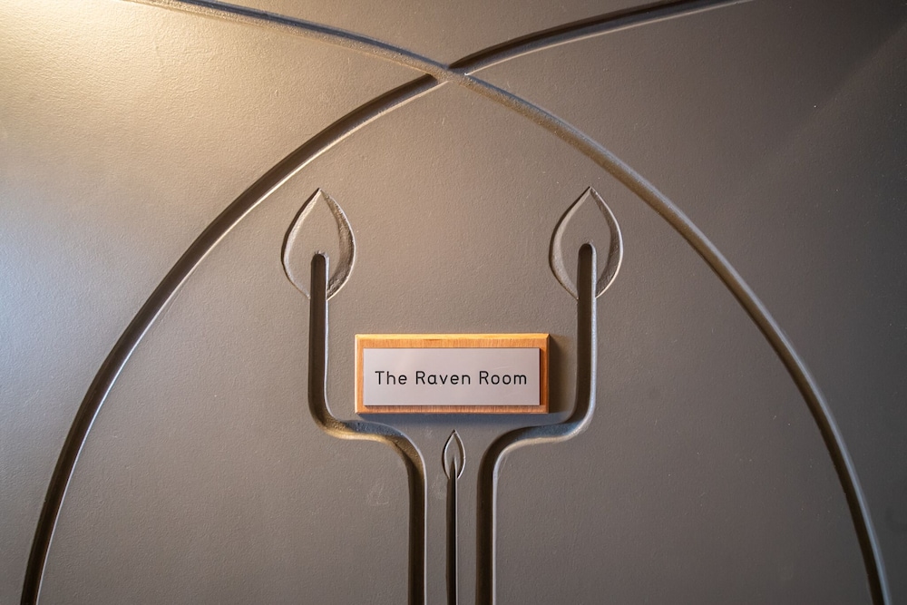 Twin Room, 2 Twin Beds, Non Smoking (Raven Room) photo 2
