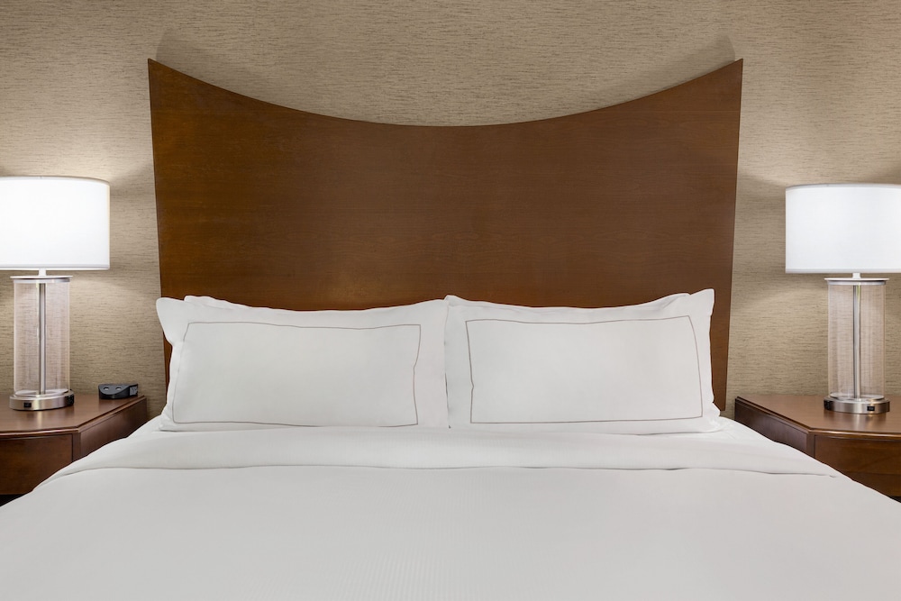 Room, 1 King Bed, Refrigerator - Photo 2