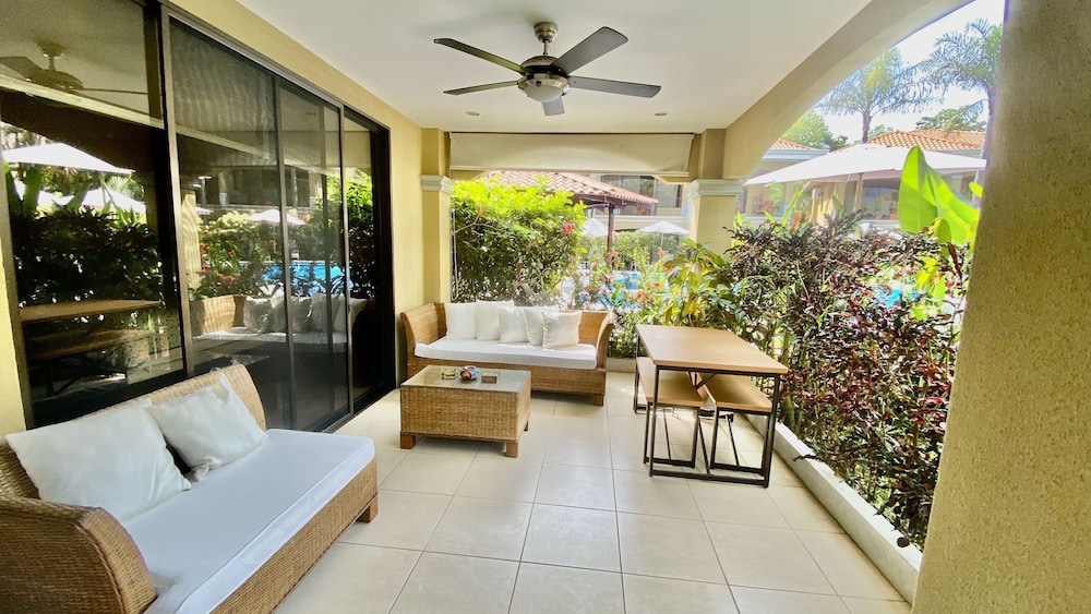 Deluxe Condo, 2 Bedrooms, 2 Bathrooms, Poolside