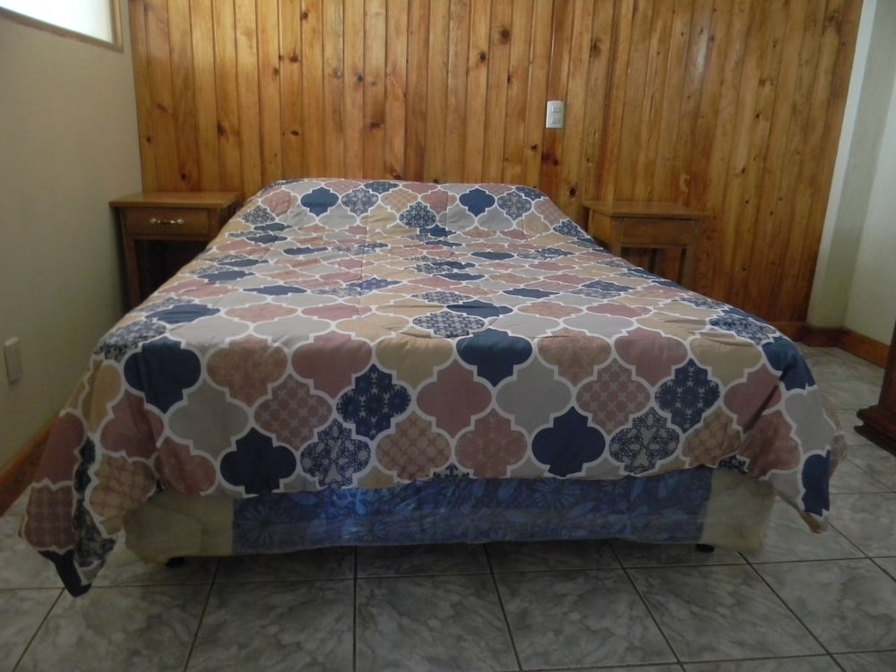 Economy Triple Room photo 3