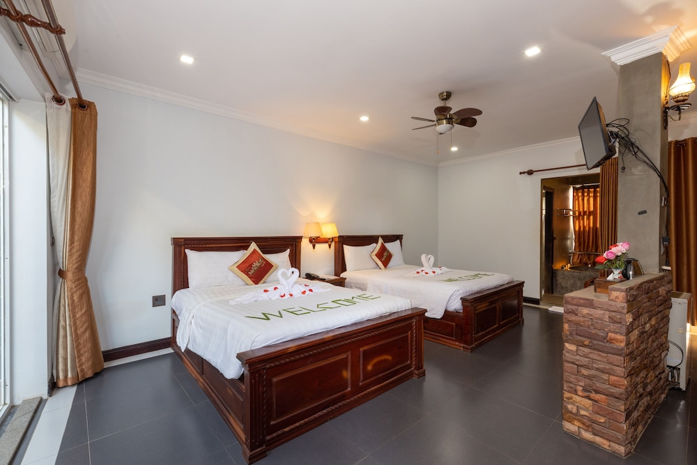 Deluxe Family Room, City View photo 1