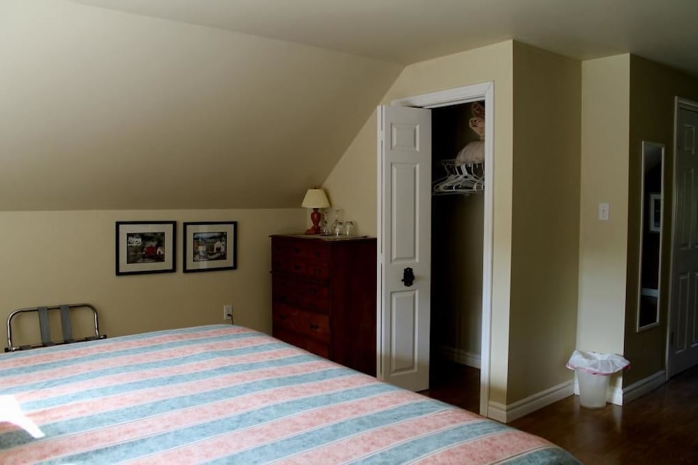 Room, 1 King Bed, Hot Tub photo 3