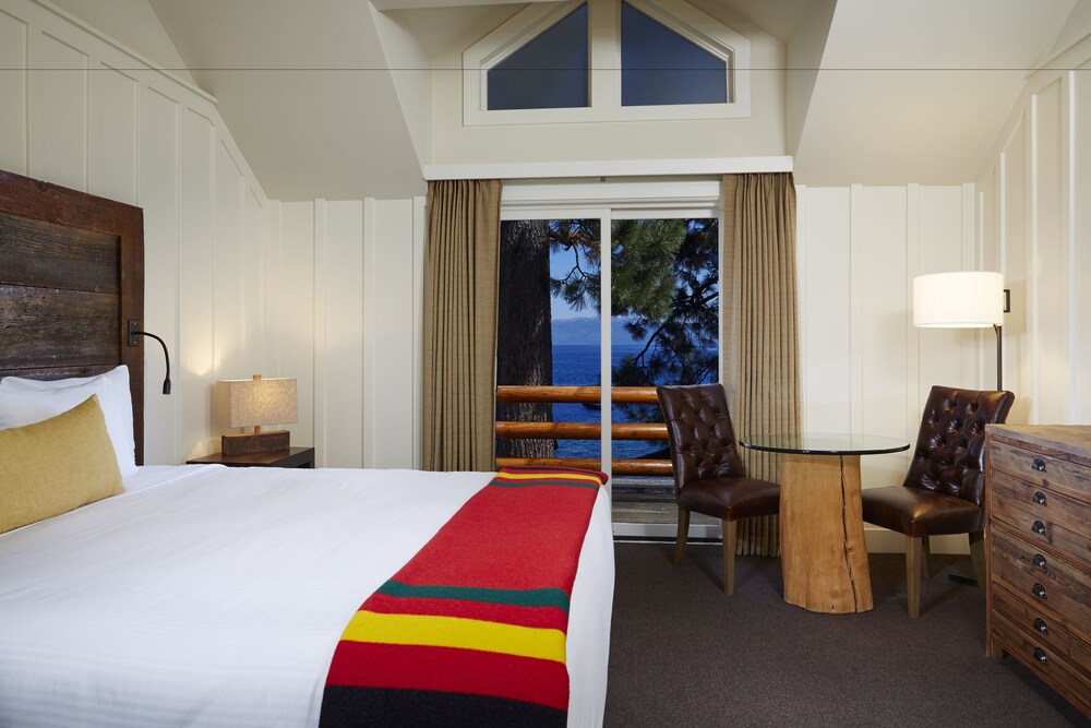 Lakefront Room, 1 King Bed, Balcony