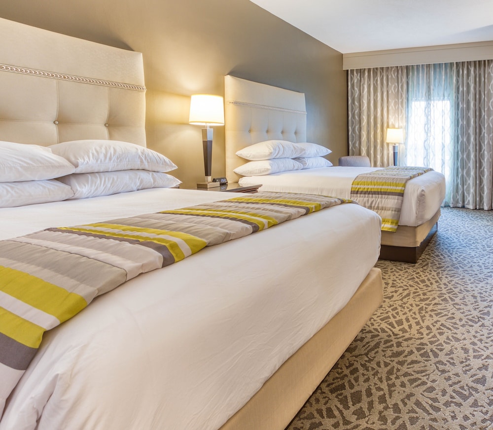 Deluxe Room, 2 Queen Beds, Refrigerator & Microwave (Hearing Accessible, Upper Floor) photo 2