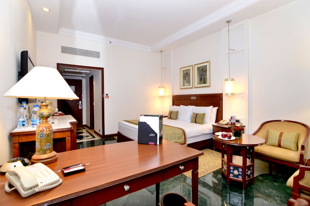 Exclusive Room, 1 King Bed - Photo 3