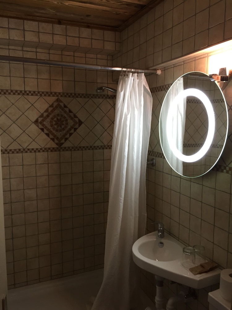 Standard Double Room, 1 Queen Bed, Private Bathroom, Mountain View photo 3