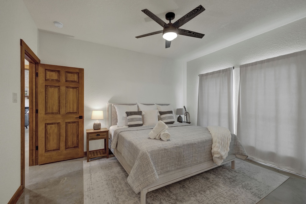 House, Multiple Beds, Patio, Mountain View (303 Knob Creek Ln)