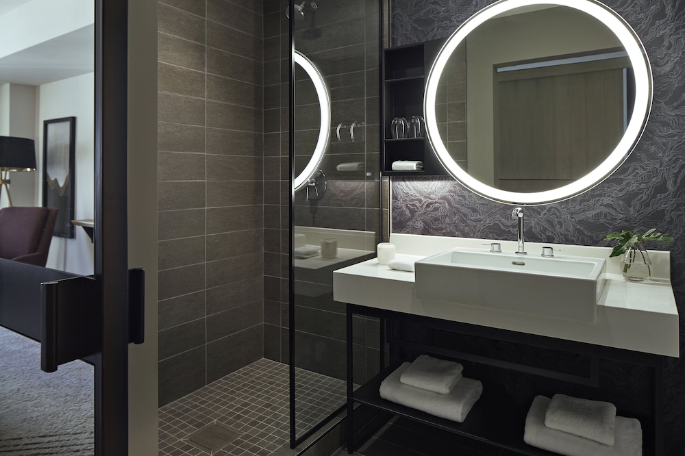 Premium Room, 1 King Bed (Separate Shower, Soaking Tub), photo 6