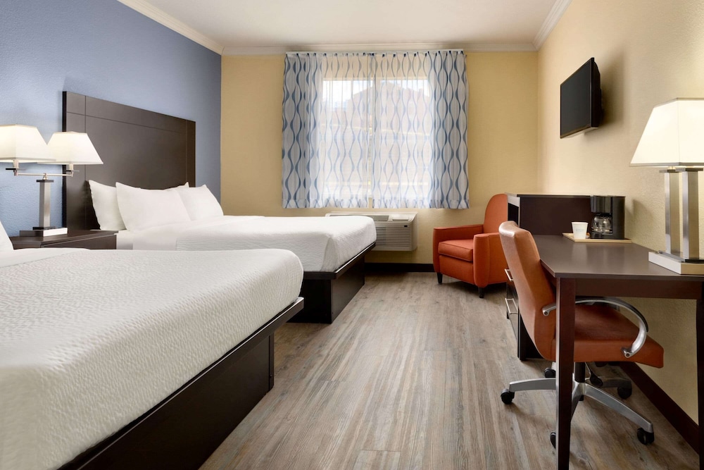 Room, 2 Queen Beds, Non Smoking - Photo 4