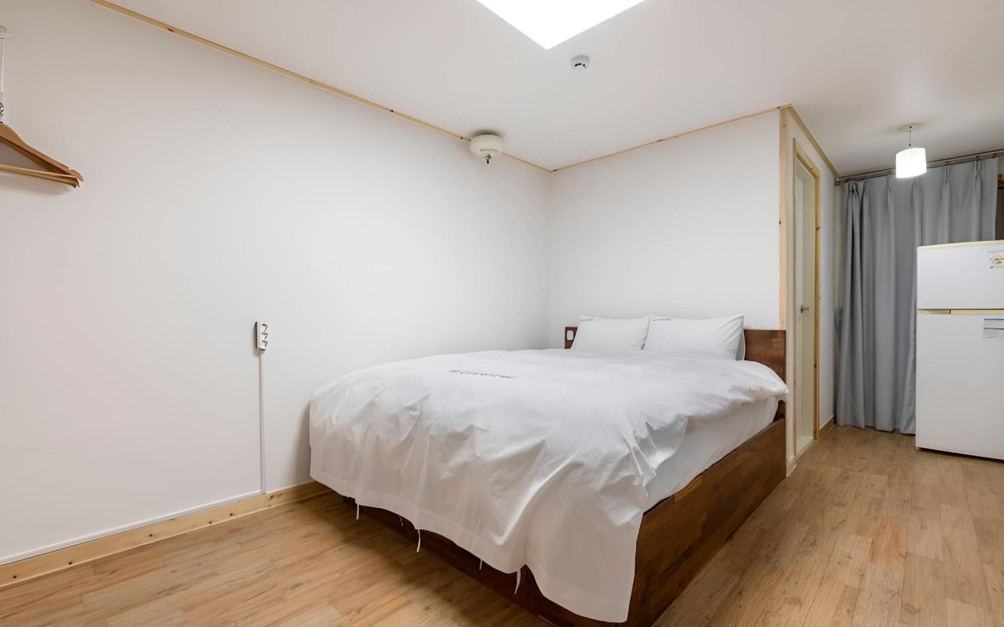 Room (Room 202) - Photo 5