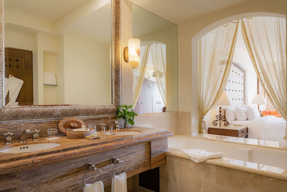 Junior Suite Ocean View King - Photo 6