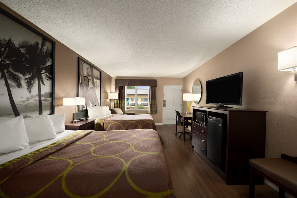 Room, 2 Queen Beds, Smoking photo 2