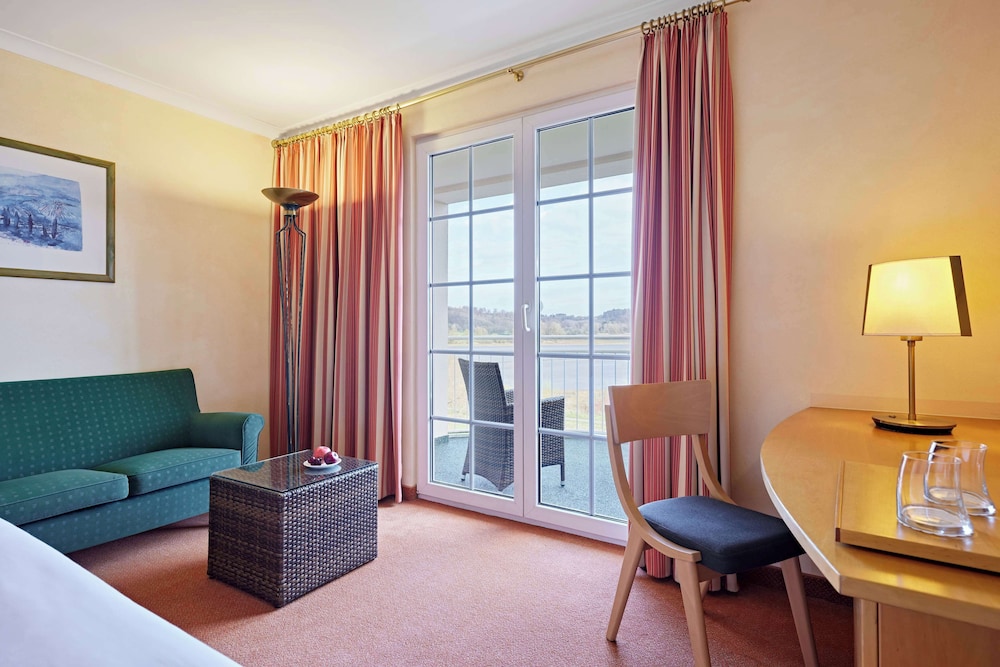 Room, 1 King Bed, Balcony, Lake View photo 2