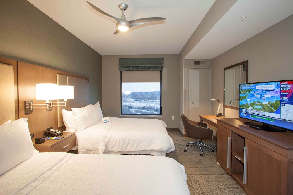 Room, 2 Queen Beds, Refrigerator, River View