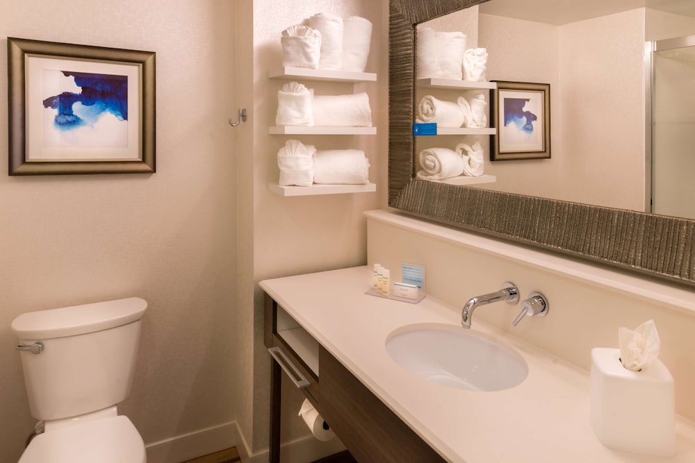 Deluxe Queen Room with Two Queen Beds and Bath Tub - Wet Bar/Non-Smoking