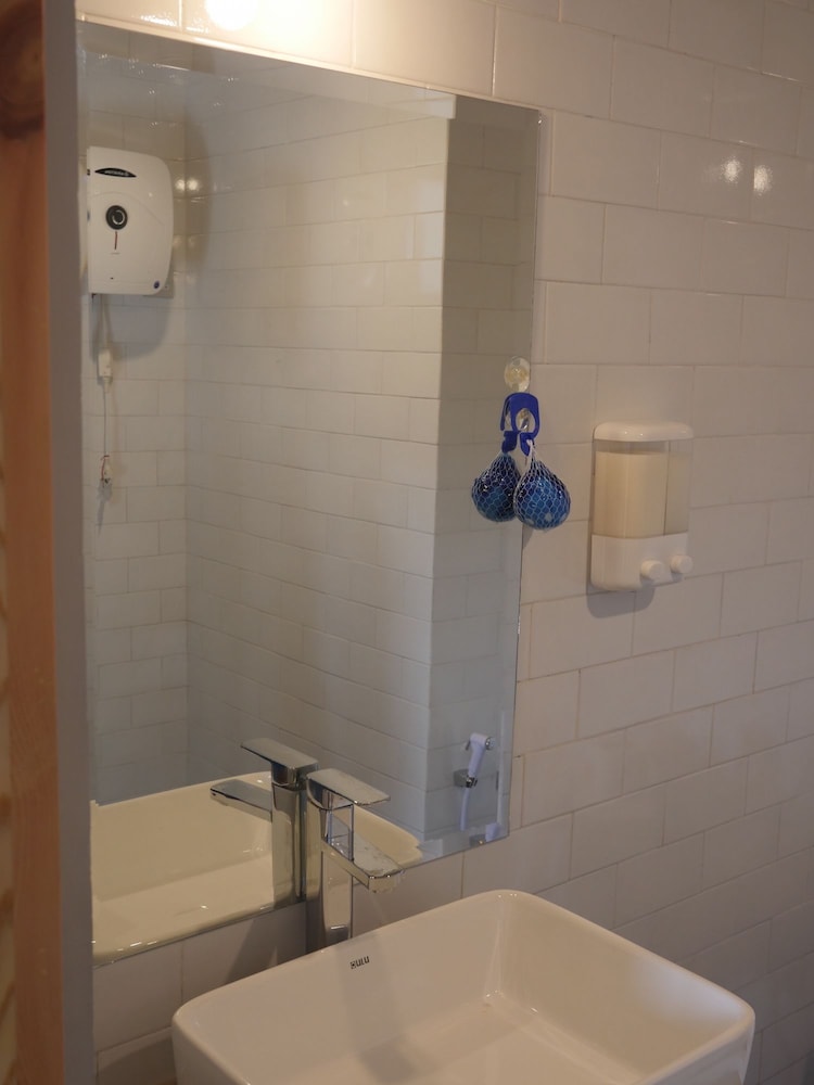 City Apartment, 3 Bedrooms, Smoking photo 2
