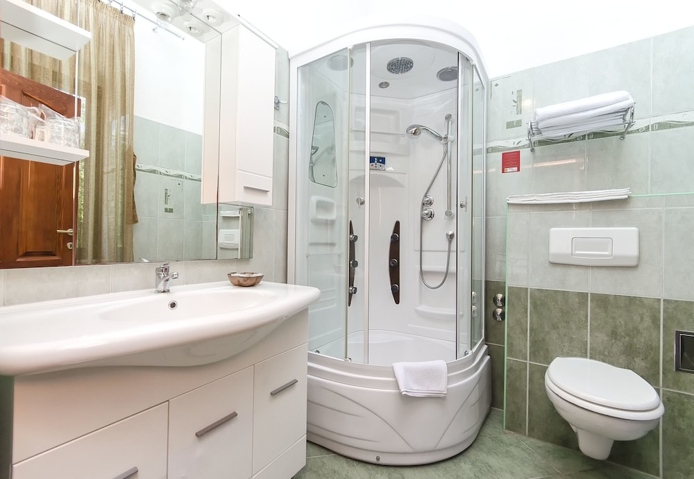Standard Double Room - Photo 13