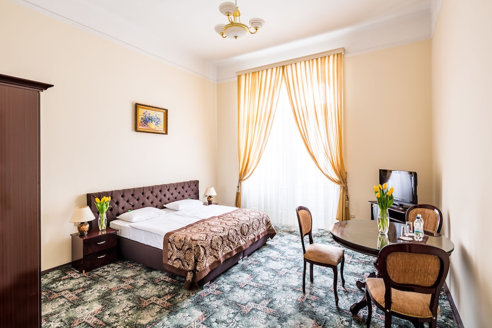 Standard Double or Twin Room - Photo 8