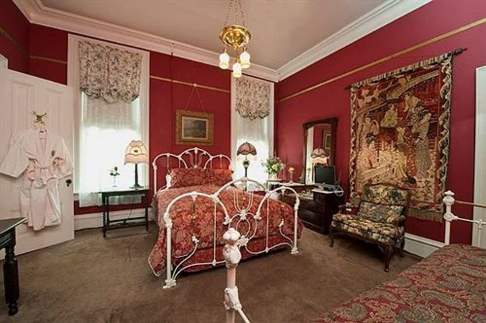 Master Bedroom, Queen + 2 Twin beds, Private Bath