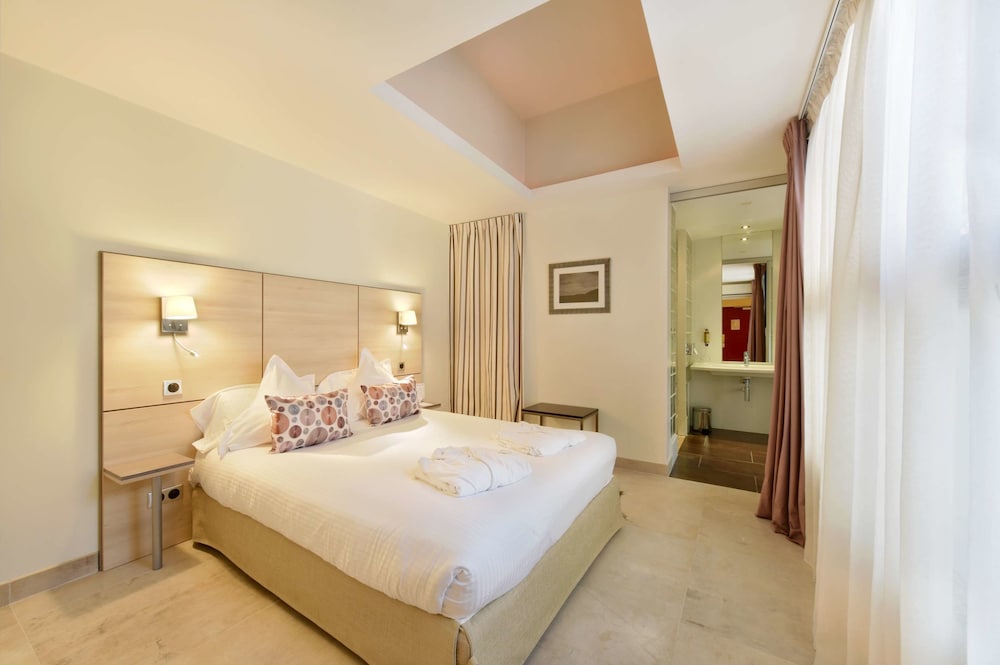 Executive Room, 1 Queen Bed, Non Smoking - Photo 6