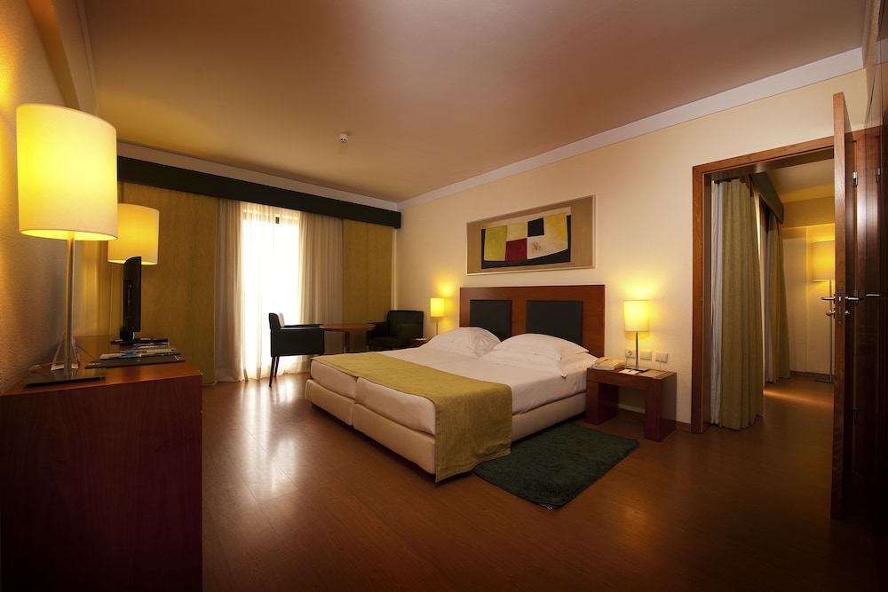 Twin Room (2 Adults + 1 Child) - Photo 3